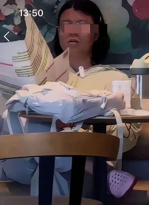 海口星巴克那个天天蹭座背公考课的姑娘，今天又露面了。

被客人投诉的第二天，她照旧推门就进，一杯东西都没点，还是带了那把伞，唯独缺了之前天天挂脖子的小蜜蜂扩音器。

前几天她在店里开扩音器扯着嗓子背书，吵得邻桌客人直皱眉头，上前理论没用，店员劝她消停点，她直接甩脸子：“公共场合，我爱 ​