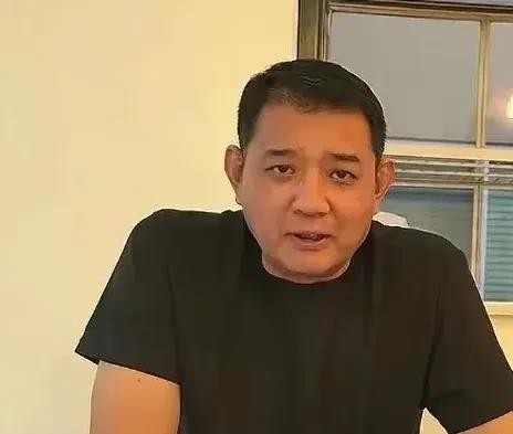当整个篮球解说席都在讲究人情世故时，还得是巩晓彬一开口，就把这层虚伪的窗户纸捅了个对穿。
转播镜头刚给到场边乐呵呵的朱芳雨，解说席上的巩晓彬就没忍住，张口就来了一句：天天拍段子，瞧那腮帮子吃得圆滚滚的。
老熟人见面互相砸挂，本算不上稀奇。可紧接着聊到人员变动，他更是哪壶不开提哪壶。
坊间球迷私