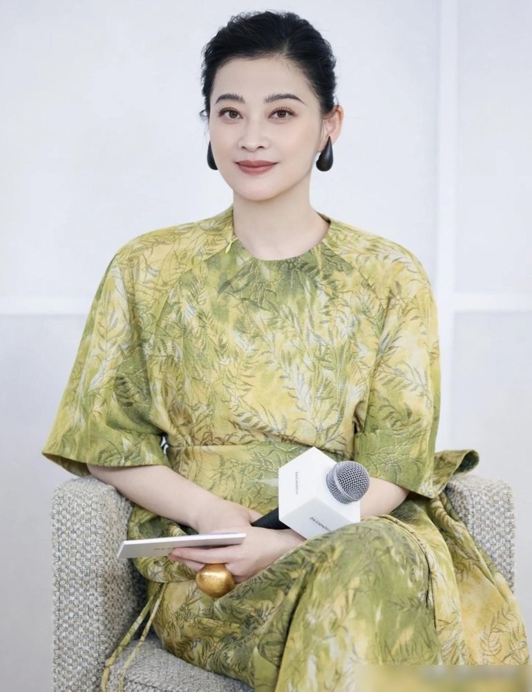 不少观众都在争论，同样到了50岁上下的关口，吴越和梅婷到底谁才算真正立住了中年女演员的门面。



两个人在白玉兰晚宴上还能亲昵地手拉着手，戏台上却早走出了截然相反的两条路。

吴越越来越像一把藏在鞘里的细刀。

新戏《交锋》里她哪怕只活了一集，那种不见血的冷厉就把场子彻底镇住。她根本不屑于在镜头前