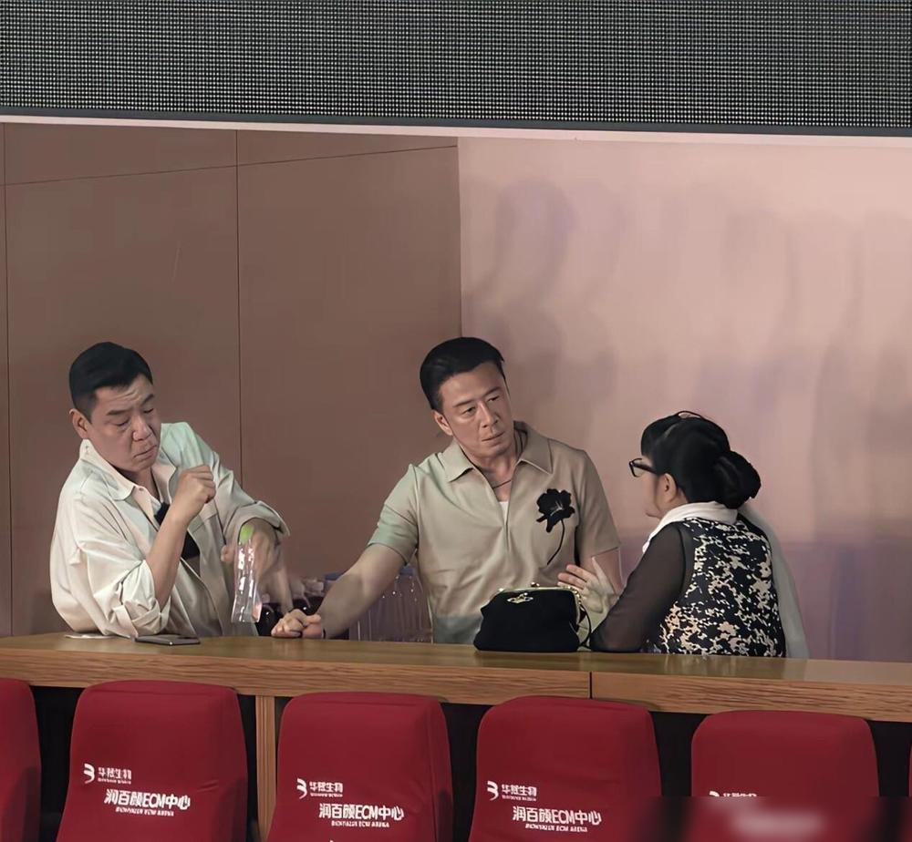 那英演唱会，台下一坐，半个娱乐圈都不敢吭声。王菲带着窦靖童来了，肖战龚俊来了，黄渤杨坤也来了。但最狠的，是张碧晨送的那个花篮，落款就仨字：学生碧晨。
2014年，张碧晨盲选唱《她说》，四个导师转身，她选了那英，理由只有一句：我需要一个有什么说什么的导师。当年拿冠军，成了好声音史上第一个女冠军。十年