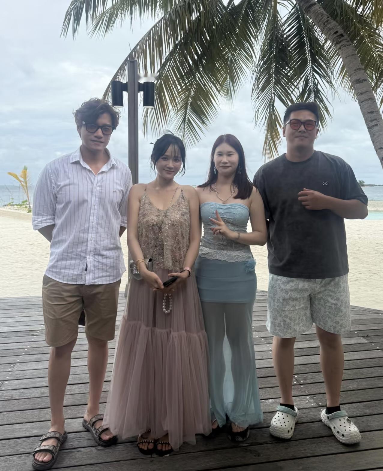 47岁陈乔恩，在马尔代夫被鲨鱼“撞脸”了。
9月10日有网友偶遇她和老公艾伦度假，13日她浮潜时被鲨鱼群近距离包围，事后自己形容“好刺激、好神奇”。换别人早吓白了脸，她转头继续躺游艇上看星空，配文“喜欢你什么都刚刚好”。
结婚4年，丁克，47岁穿吊带裙状态能打。老公身材壮硕，颜值被网友反复讨论，