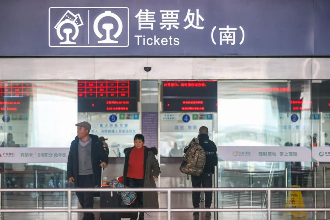 国庆火车票一开抢，第三方抢票软件的广告又满屏飞了。央视最近把这类非正规抢票工具的套路点了一遍，我把要点捋给大家。

第一，所谓「极速加速」，基本是花钱买个心理安慰。12306官方压根没有加速包这个说法，能不能出票看的是退票和余票，跟你充了几十块没关系。

第二，「余票监控」听着贴心，其实第三方拿不到