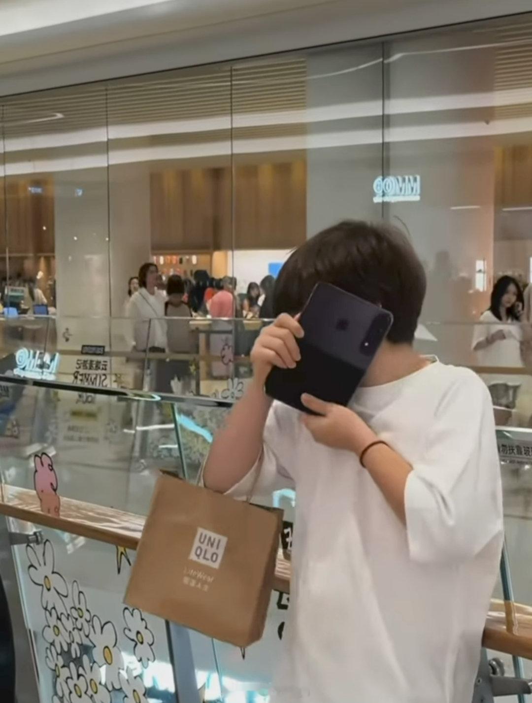 你们说等 iPhone Duo 开售，会不会有人这样子接打电话？[doge] ​