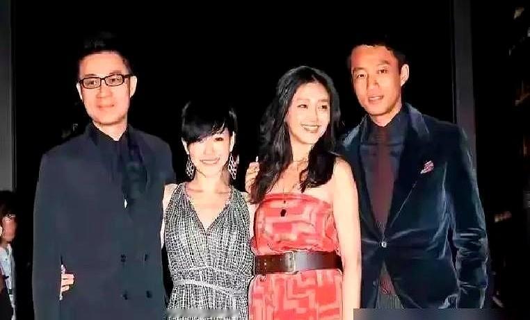 同样是一个妈生的，有人在镜头前咽下眼泪赔笑，有人隐居几十年连脸都没露过。

复出这半年，小S连做梦都离不开大S。醒来面对的是真金白银的房贷、几个孩子的开销，还有整档节目的收视率。高跟鞋一踩十几个小时，镜头一亮就得咧嘴大笑，她身后空无一人，退一步就是深渊。

而那个素人大姐，嫁给普通人后彻底消失在聚光