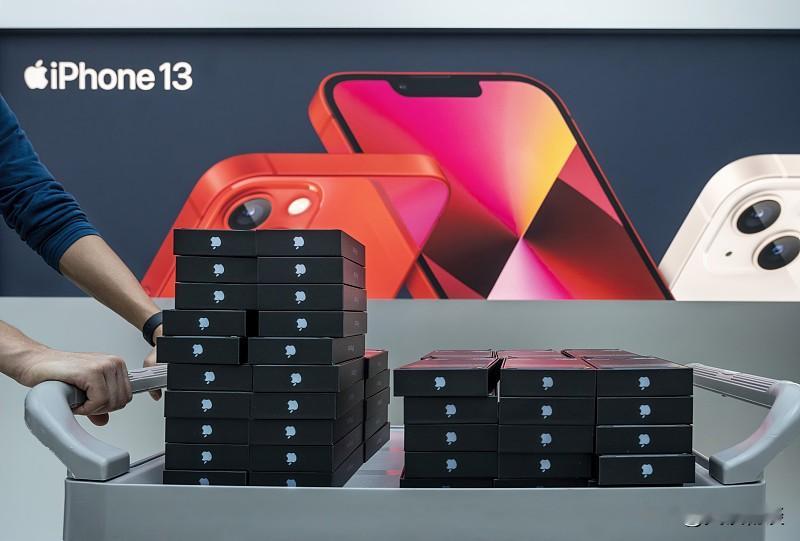 iPhone 18 Pro这次真把黄牛整麻了。
官网起售价9999，拼多多直接干到9099，直降900块，4.6万多人下单，比往年热闹多了。
往年新iPhone刚出，黄牛敢加价两三千囤货，现在全行业没人敢压货，哪怕首批银色256G刚出来溢价3000，也只敢快进快出。
苹果这次铺货太快，发货周期才10