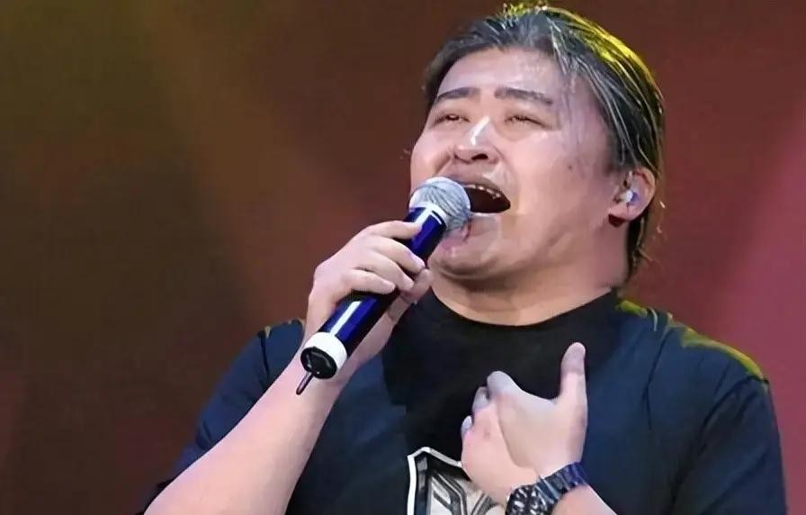 全网骂毛阿敏冷血三天，水均益曝出她只发了三个字“欢没了”，刘欢妻子随后辟谣临终传闻，原来真正的告别从不上热搜。水均益在朋友圈写下“痛失我欢”时，毛阿敏的私信已经发到了他手机上，只有三个字。而同一时间，热搜上全是骂她冷血的声音。
看不见的报丧，看得见的骂声
毛阿敏没有个人社交账号，工作室微博也早已关闭