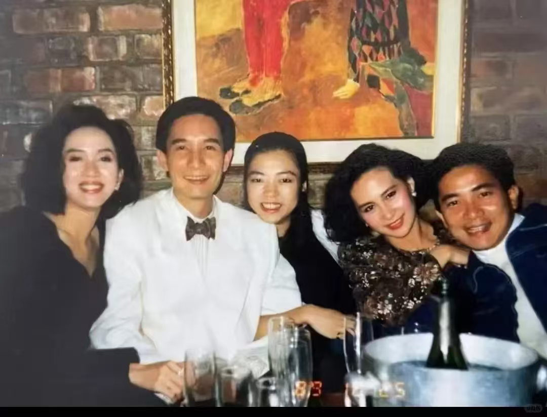 刷到一张珍贵的老照片：
拍摄于1989年12月25日，圣诞节。

这应该就是何超琼在访谈中说的那个她很怀念的时期，大家一起共度节日，在没有被媒体曝光的私人聚会他俩轻松自在的相拥在一起，享受那一刻美好时光~
