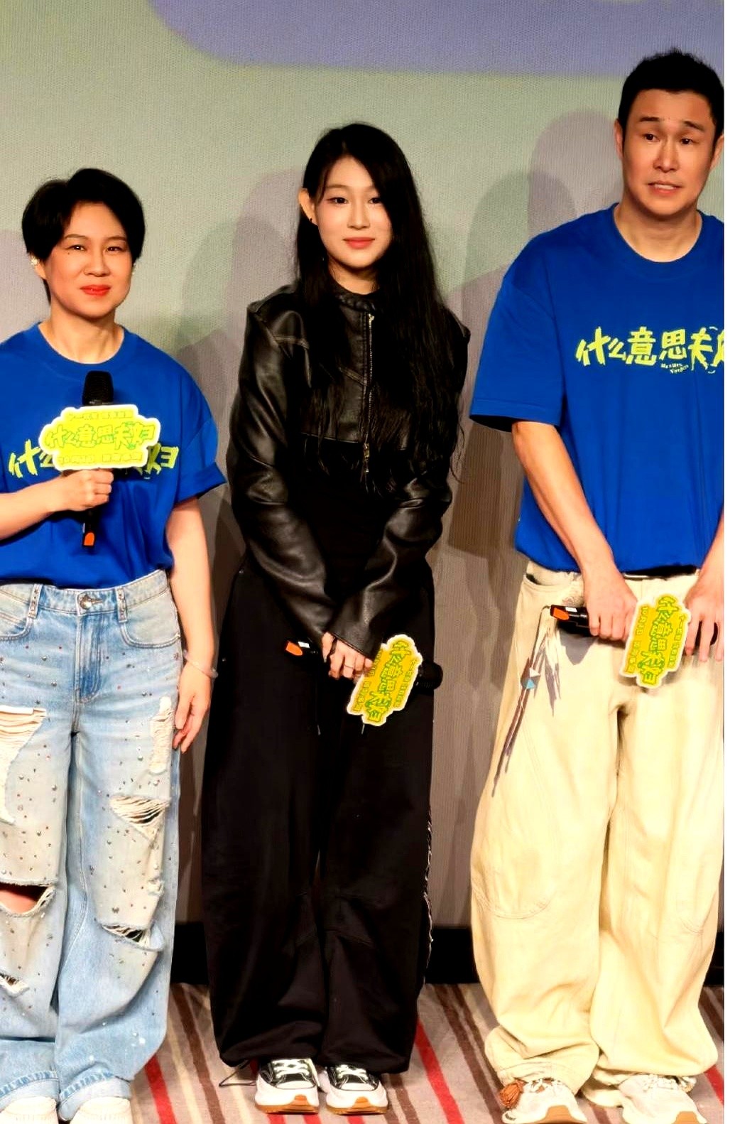 当年全网嘲笑小沈阳闺女长得丑，如今这姑娘直接甩出一张高级超模脸。

当年有人问小沈阳为什么不追生个儿子，他只回了一句：心疼媳妇，生头胎把半条命都搭进去了，一个闺女足够。

小时候被指指点点，沈佳润自己对着镜头咧嘴笑：我长得像我爸，我骄傲。前阵子女儿发新歌，夫妻俩啥话没说，手机屏幕都要被点赞的手指戳烂