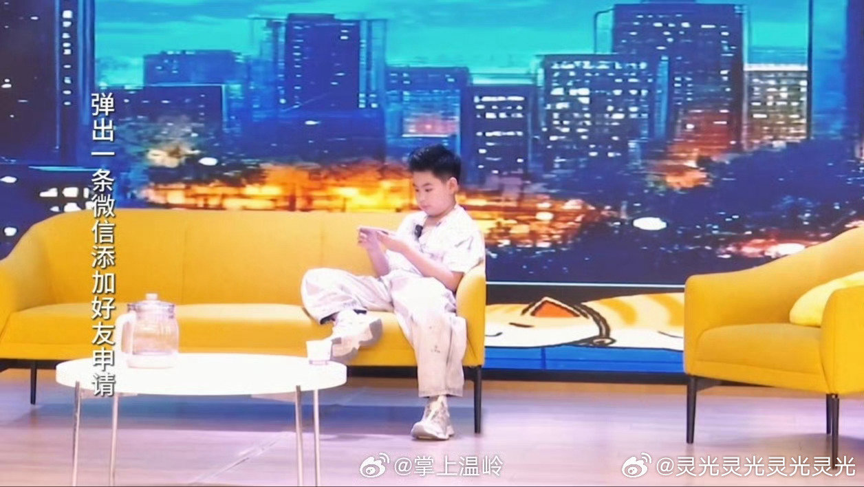 #温岭普法直播把坑娃套路演活了#浙江温岭近日把未成年人保护普法搬进直播间，检察官带着由真实案例改编的学生情景剧在线“拆解”坑娃套路，让家长和孩子同步上了一堂防骗法治课。 ​