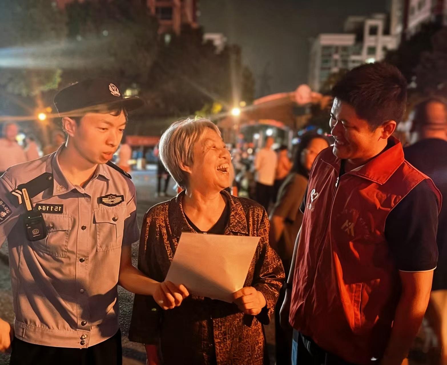 9月23日晚，武进公安分局马杭派出所结合御城小区中秋游园活动，在现场设立见义勇为与反诈宣传摊位，向居民发放宣传资料，并现场解答群众疑问。活动中，民警针对中秋节期间人员往来频繁、走亲访友较多的特点，重点讲解了冒充客服办理退款、虚假中奖、刷单返利等节日期间常见诈骗手法，提醒大家接到陌生 ​