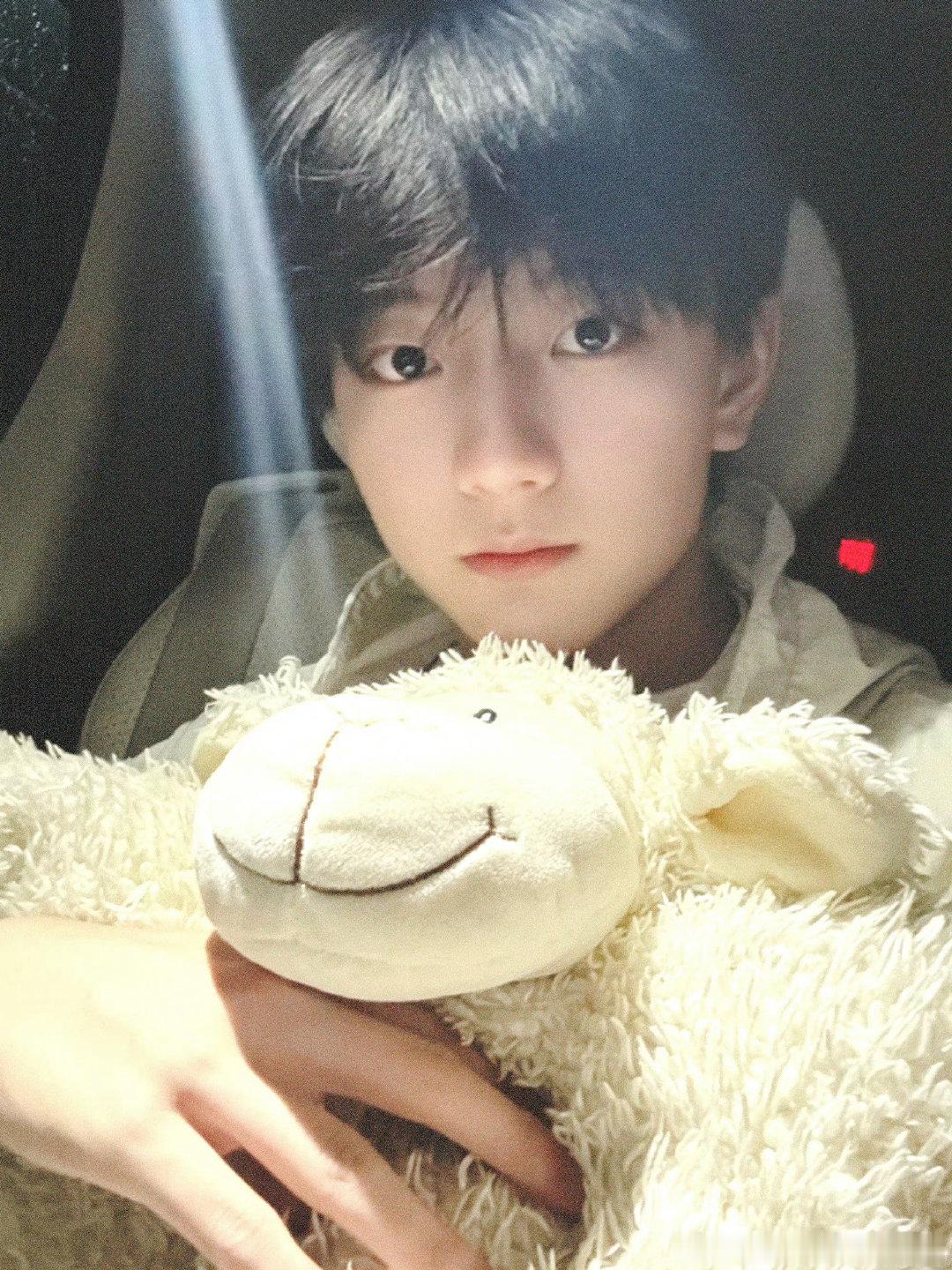 #穆祉丞[超话]# 抱着阿贝贝呀#穆祉丞1116生日快乐##穆祉丞 十七踏峰辟新天# ​