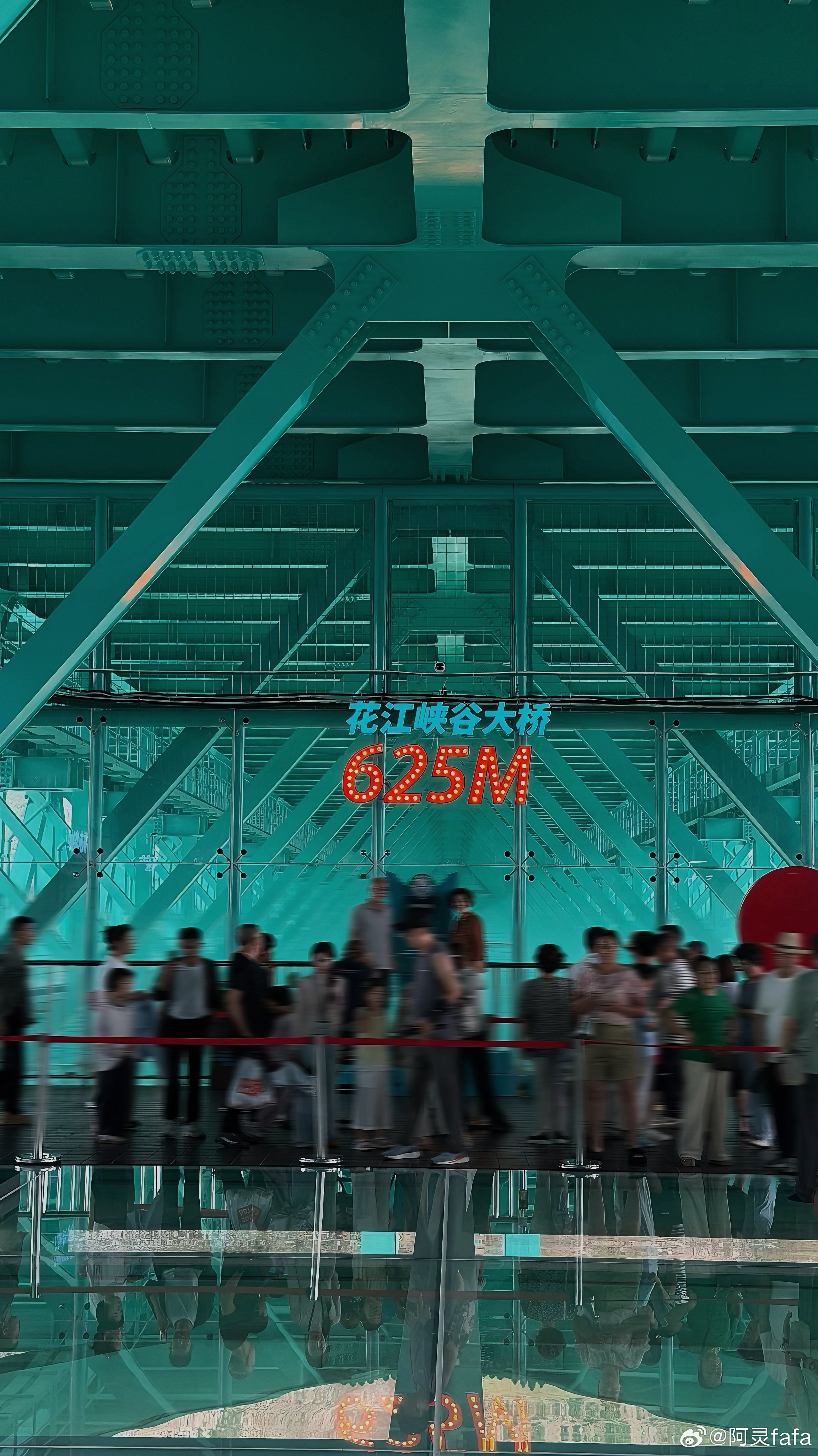 横竖第一的高桥，藏着峡谷高空玩法☁️横竖第一的花江峡谷大桥，桥面距离江面625米，北盘江峡谷在脚下铺展，壮阔感扑面而来。搭乘观光电梯直达观景区域，轻松抵达高空平台。来这儿打卡云端625咖啡，迎着峡谷山风静坐，收获高桥独有的松弛仪式感。这里有不少高空项目可以选择，胆子大可以玩各类极限运动，我选择体验VR蹦极，沉浸式感受云端失重。凌空的玻璃栈道直面深谷，动静玩法全都配齐。硬核基建遇上雄奇山野，悠闲放空或是挑战自我，在贵州收获很特别的一段体验微博贵州户外运动节世界高桥上的极限山地玩家集结贵州