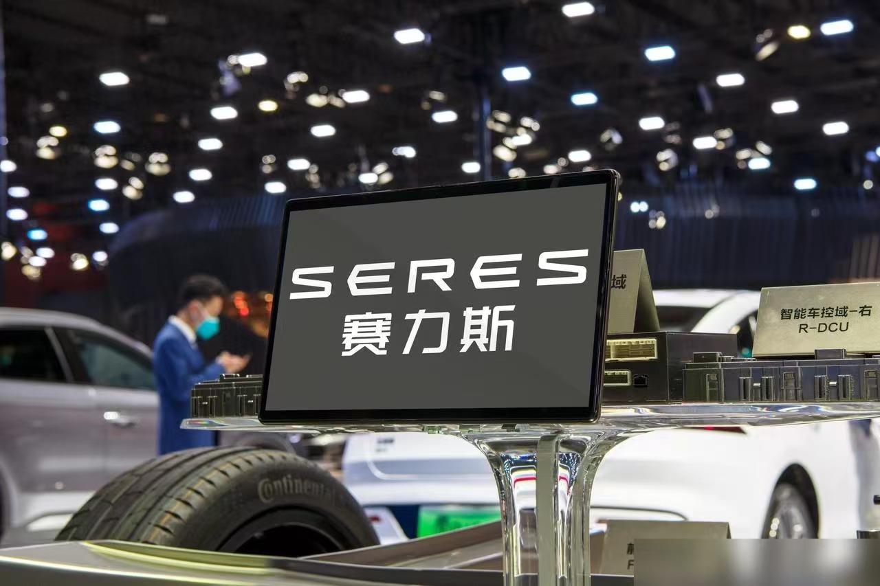华为与赛力斯合作模式的本质变化
鸿蒙智行已经对外公布了相关公告的内容，在其中提到问界品牌的汽车、设计、营销和服务等方面都会把相应的权限交给赛力斯进行统一管理，而渠道方面则会在2027年之前完成独立运营。有人喊出的声音是华为把赛力斯给抛弃了，这样的想法有些过于主观了。这两家公司其实是在把自己的账目算清