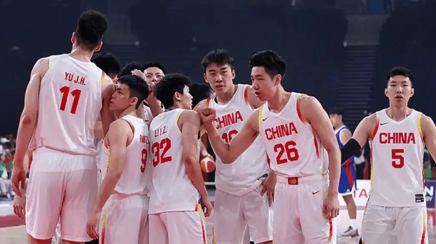 中国男篮战胜沙特，两人必须淘汰，郭士强弟子，庞峥麟0分惹争议

9分险胜沙特，并且还长时间落后，让我们看到目前这支中国男篮还不稳定，而且冲冠的概率越来越低，球迷非常的担忧，而且这场比赛暴露出巨大问题，要知道之前我们有杨瀚森和赵继伟的时候，可是大比分战胜沙特，如今却只是险胜，足以证明现 ​