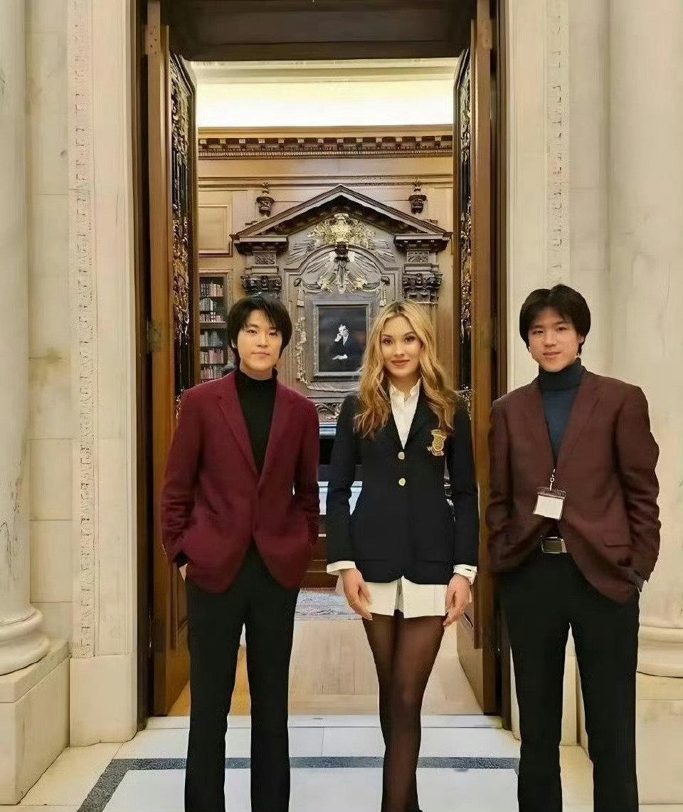 谷爱凌有一对双胞胎弟弟弟弟，谷晨宇和谷浩宇，高颜值、身材好，不由让人感叹基因的强大。谷爱凌在公共场合有时会提到她的家人，她与弟弟们的关系非常亲密。她的家庭背景也为她的成长和成就提供了支持，真好。 ​