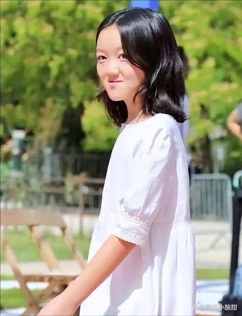 李嫣现身阿那亚！素颜黑长直太嫩，与宋妍霏同框抢眼 ​