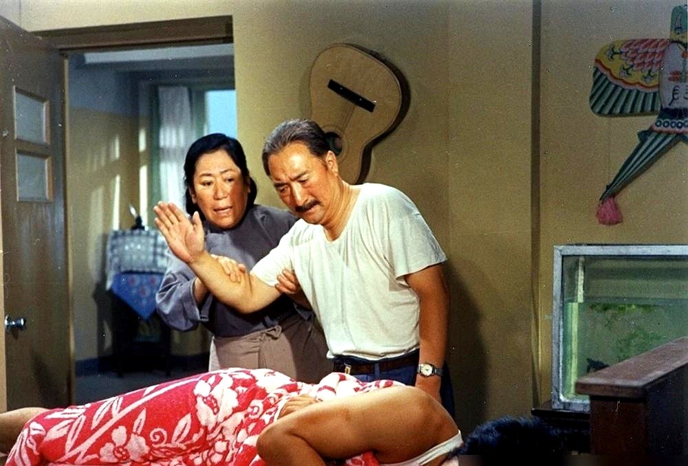 刘晓庆和陈佩斯扑通掉进水里，浑身滴着水爬上岸，抹把脸接着演。

这是1979年《瞧这一家子》的片场。没有替身，没有抠图。那时候拍电影国家掏钱，演员脑子里只装一件事：怎么把戏磨透。

当年的镜头真敢拍。台词字正腔圆，眼泪砸在手背上都是结结实实的感情。连国营书店售货员翻白眼的小动作，都抠得跟生活里一模一