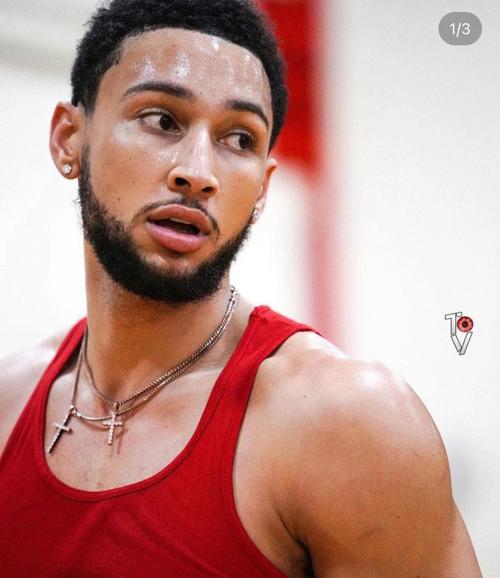 西蒙斯重返NBA
       前状元西蒙斯在钓了一年鱼以后，重返NBA了。萨克拉门托国王队以一年350万美元签下了西蒙斯。
        要说350万美元签西蒙斯也没什么问题，但是国王队签西蒙斯纯粹脑子有泡啊。国王队现在是什么状态？是摆烂争高顺位新秀。
        现在的国王队就应该放开让新