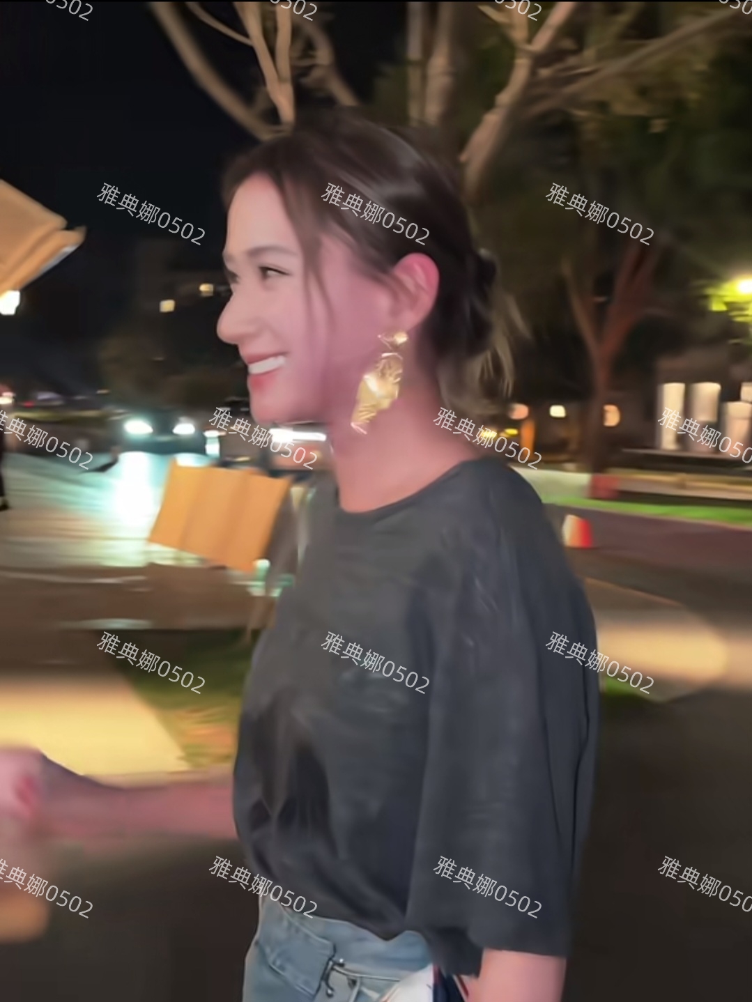 阿那亚偶遇赌王千金何超莲，她貌似喝了酒，脸脖子包括耳朵都通红通红的，心情看起来相当不错，不仅对着镜头甜笑还伸出两根手指开心比耶。
何超莲是来参加阿那亚海浪电影周的，很奇怪她参加这样一个跟电影和艺术相关的活动，居然是自己一个人并没有跟作为演员和明星的老公窦骁一起来。
两人自结婚以来一直都处于长期分居各
