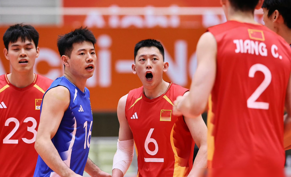 中国男足点球干掉乌兹别克斯坦，拿了块亚运铜牌。门将李昊直接扑出去俩，硬生生把奖牌从对方兜里掏出来的。
多少人不看球，听到男足铜牌四个字以为又是什么安慰奖。我劝你查查，这是U23年龄限制之后，24年来第一块。上一块，得往回翻28年。
98年曼谷拿铜牌那批人，现在孩子都该大学毕业了。
更邪门的是，