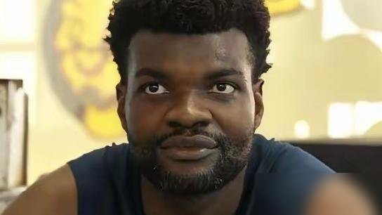 广东宏远签了个2米11的黑大个，叫阿祖布克，NBA首轮秀。
球迷圈直接炸了，说这哥们儿往油漆区一站，广东内线十年没这么硬过。挡拆、策应、护框，全活儿。
可你再看看现在的广东，小外援萨姆纳季前赛手掌骨折，常规赛开局基本报销。胡明轩膝盖老伤，硬撑着复出。杜润旺转会同曦，第一场就倒戈打旧主。教练席也换