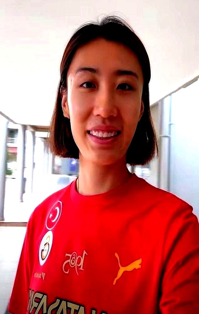 刚落地土耳其72小时，庄宇珊就轰下22分，王媛媛却在板凳上坐满了全场。

同样顶着国手头衔留洋，待遇天差地别。庄宇珊全场40次重扣、砸下17分外加3个拦网，零磨合直接打满；王媛媛受限于场上3个外援的名额，加上二传不给球，全场只捞到一次起跳扣球的机会。

职业联赛不看过去的名头，副攻依赖别人喂球，主攻