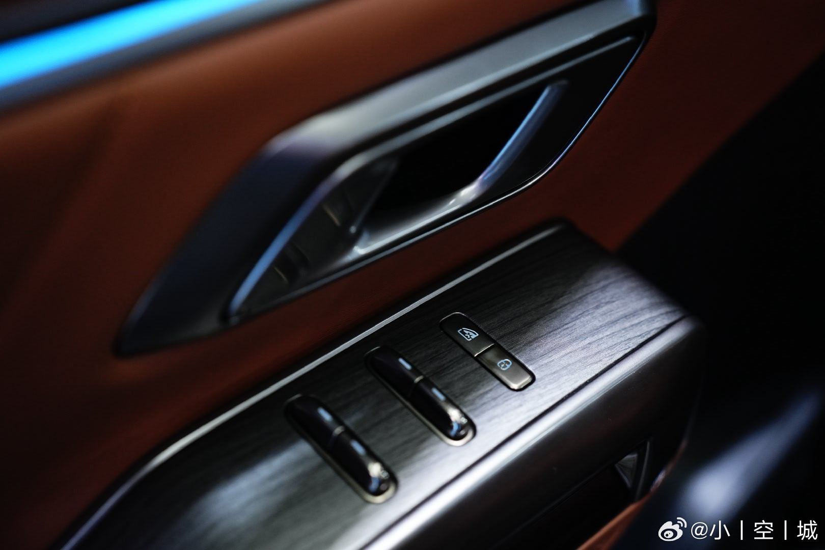 全新深蓝G318方盒子SUV✨
20万级少见的硬派方盒子，华为乾崑ADS 5 Pro加持，27个传感器搭配激光视觉，城市通勤、穿越越野都能从容应对。
同级独有的空气悬架+CDC魔毯底盘，百万级底盘调校，过弯稳、刹车不点头，烂路也能拥有舒适驾乘体验。
全新鸿蒙座舱体验拉满，方言识别、手机车机互联更好用。外拉 ​