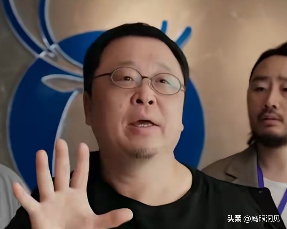 罗永浩怒喷苹果折叠屏！7个“抄的”，只剩动画是原创
 
苹果首款折叠屏iPhone Duo刚发布，罗永浩直接开炮，一句话引爆数码圈。
 
他开篇直接甩出七个灵魂拷问，句句扎心：折叠机形态？抄的；屏下摄像头？抄的；矮胖阔屏比例？抄的；侧面Dock？抄的；内外屏无缝接力？抄的；多角度悬停？抄的；钛合金铰