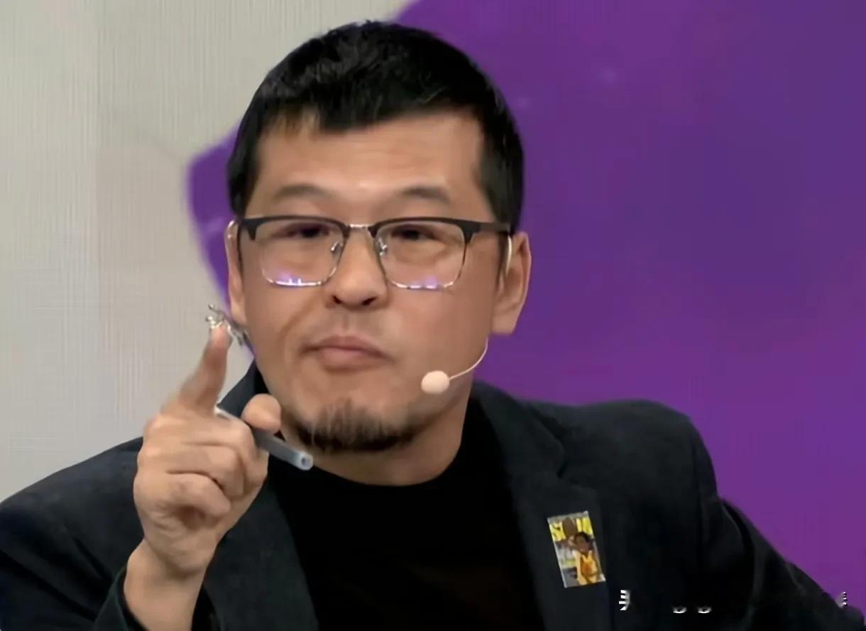 杨毅谈:中国男篮做好两点，赢下黎巴嫩不是问题:

首先，从上一场对塔卡塔尔的比赛，中国男篮的战术围绕杨瀚森就做了一个非常正确的选择，对阵黎巴嫩:想要赢球，其一，就得为杨瀚森更多的战术地位，充分发挥他内线身高作用，挡拆下顺既可冲击篮筐，又能在肘区、弧顶拿球策应分球到外线空投射。

其二，减少廖三宁掌控