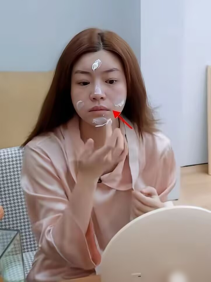 43岁陈妍希上新综艺，根本不是老了，是不开心。
节目里她自律到苛刻，严格控饮食，吃一堆保健品，早起必敷面膜消水肿，家里收拾得一尘不染。
第一次公开谈离婚，全程平静没提前夫半个字，说婚姻太累，明确表态不再婚，只说还相信爱情。
只是镜头藏不住，她很少大笑，大部分时间都安安静静，再也不是当年那个眼里