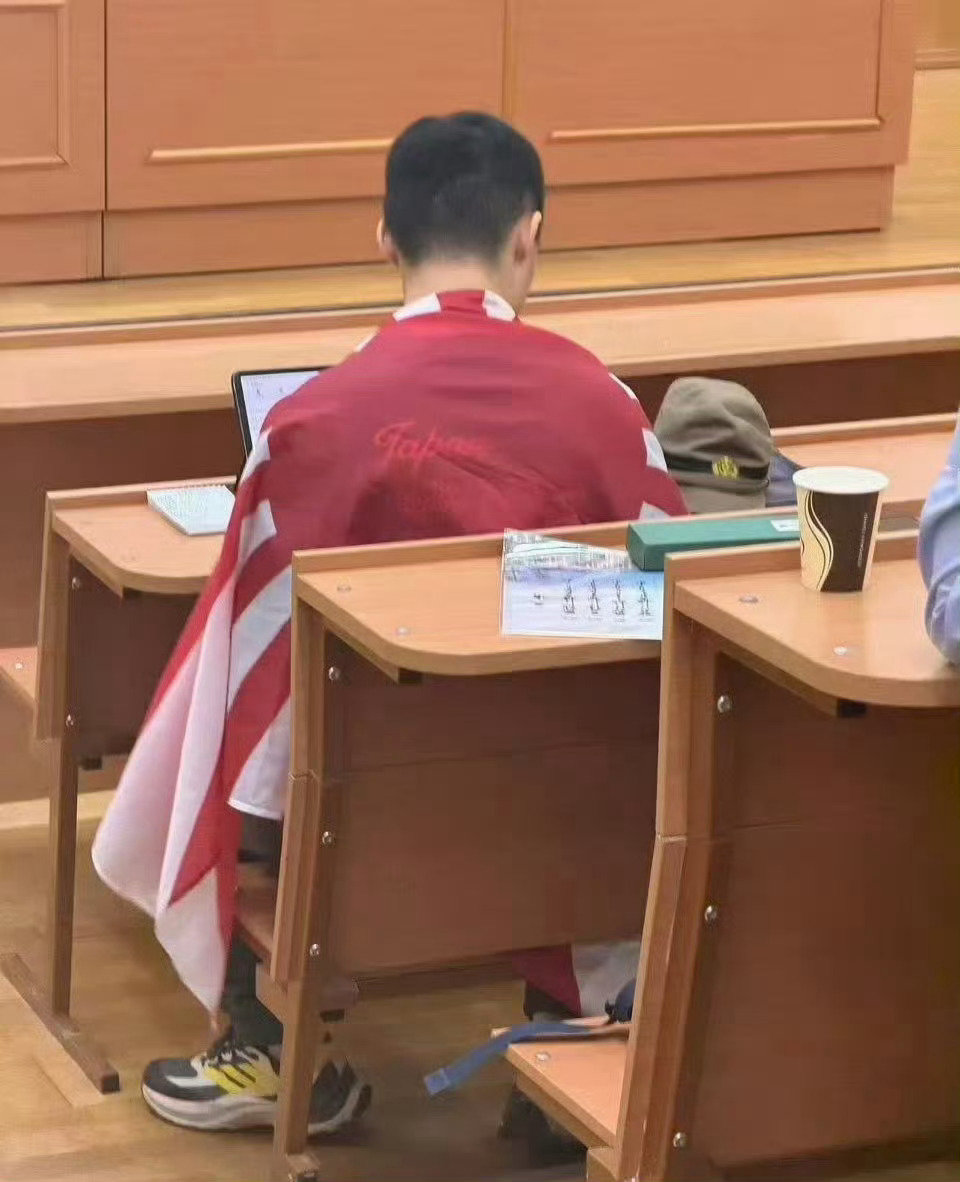 莫斯科大学历史系一名中国留学生在课堂中身披旭日旗。
莫斯科大学中国学联通报：校方已正式启动校内调查程序，将于近期发布处理结果。

据说这个精日还是南京人。[流汗][流汗][流汗] ​