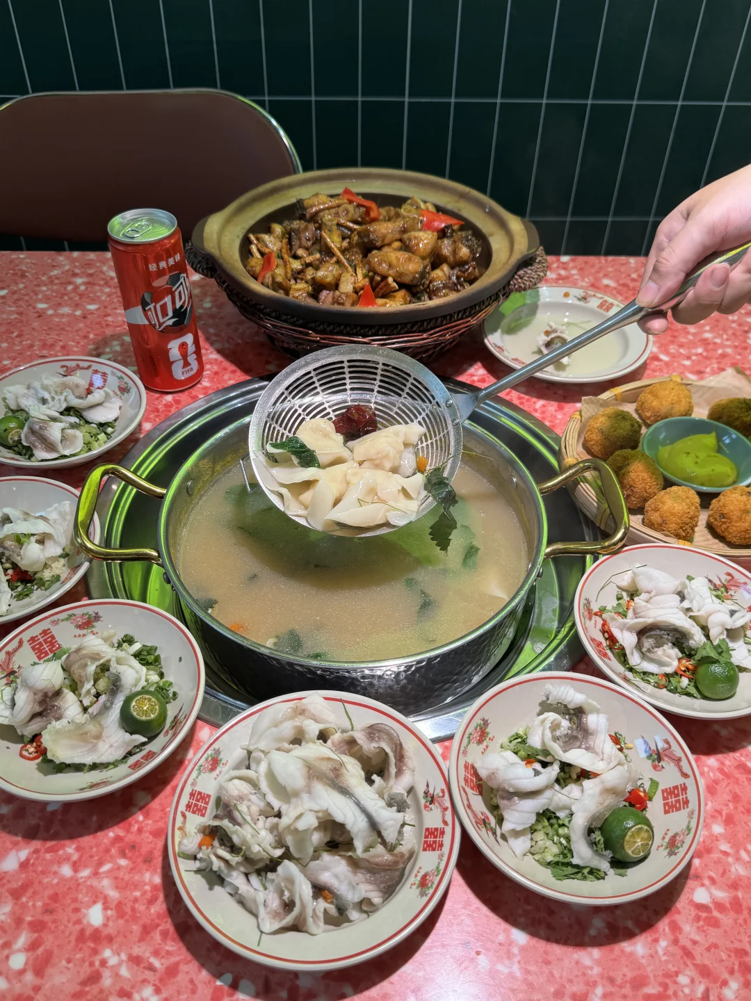 这条脆鲩鱼居然被玩出这么多花样🐟
	
青浦这家专门做中山脆鲩鱼火锅，吃法真的超