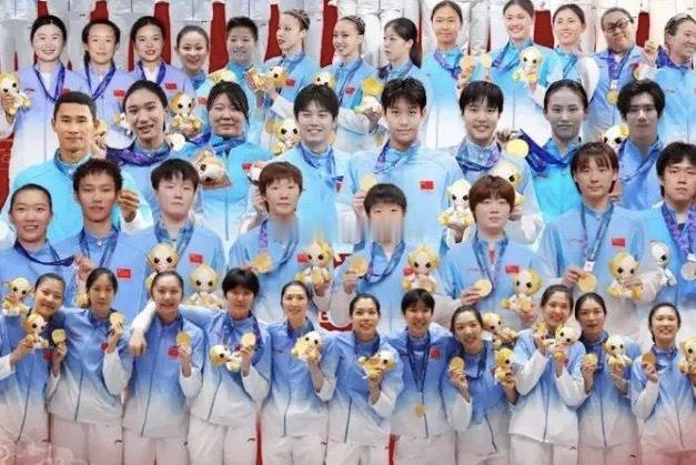 亚运总结海报引发网友热议
#如何看王楚钦3银成绩登海报引热议#

名古屋亚运会赛事收官，中国代表团斩获169金89银83铜，创下境外参赛亚运会历史最佳战绩。权威体育媒体《中国体育报》随后发布亚运总结大合影海报，海报出炉之后，选手画面排布方式迅速在网络掀起讨论。
不少网友将目光聚焦在海报人物位置 ​