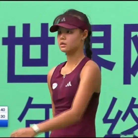 《【🔥百度热搜】史诗对决！心然说又没反应过来！孙心然捧起总冠军奖杯！10月25日，世界青少年网球年终总决赛女单决赛》播放量：113
作者：老黑讲体育 ​