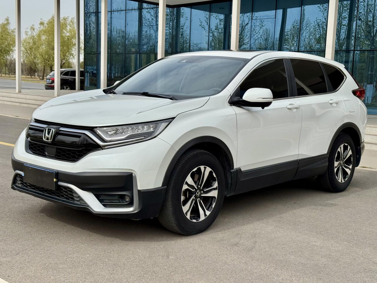 8 万二手 SUV，驾乘舒服认准本田 CR-V
8 万预算挑一台舒服的二手 SUV，本田 CR-V 很合适。座椅软硬适中，坐姿高，上下车轻松，视野开阔。底盘不会过分硬朗，处理路面坑洼比较柔和，不会把震动直接传到车内。整车隔音在当年同级别里表现不错，日常通勤开着很放松。空间舒展，不管是开车还是带人，长