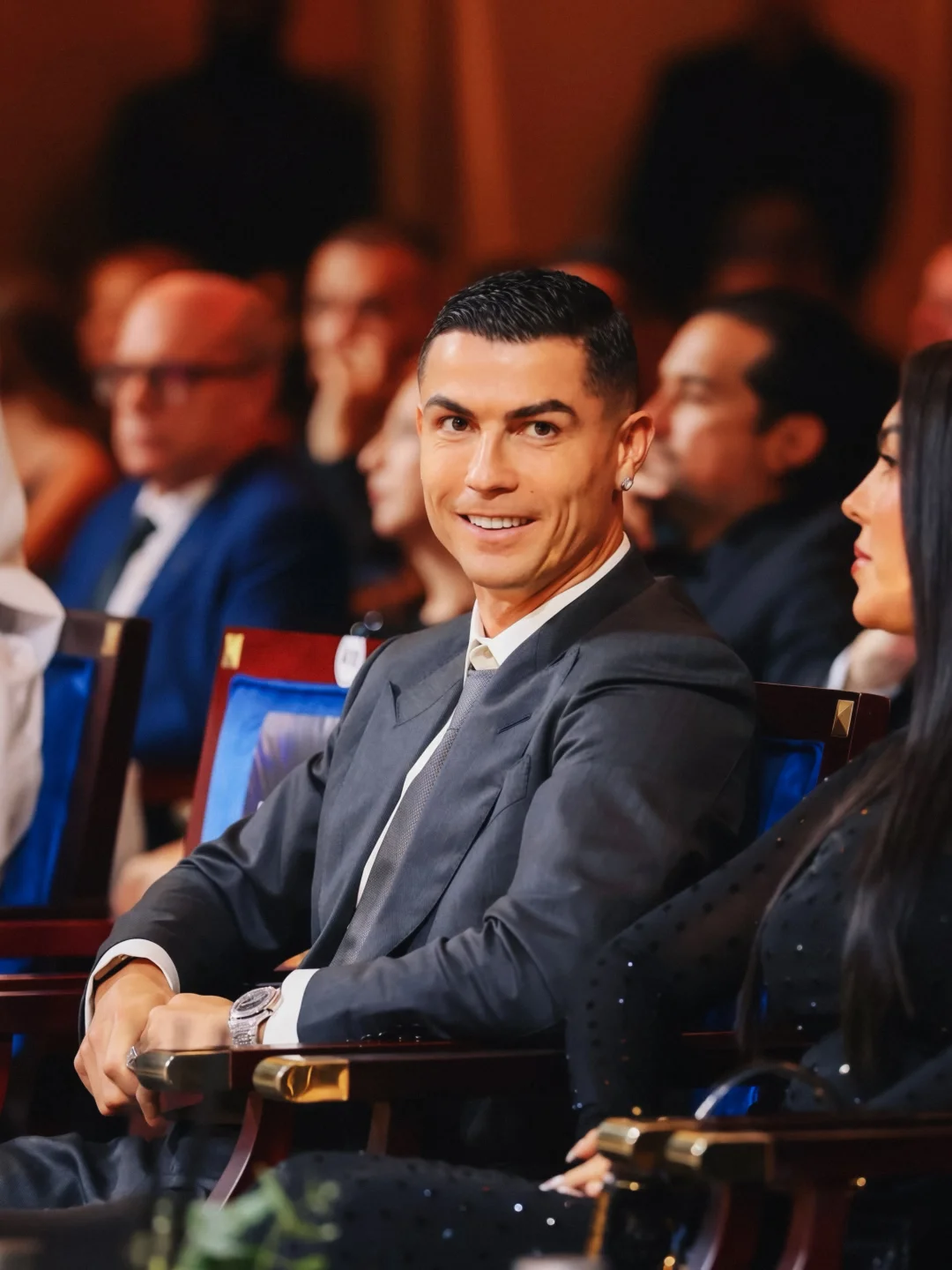 C罗在环足奖现场的抓拍补图