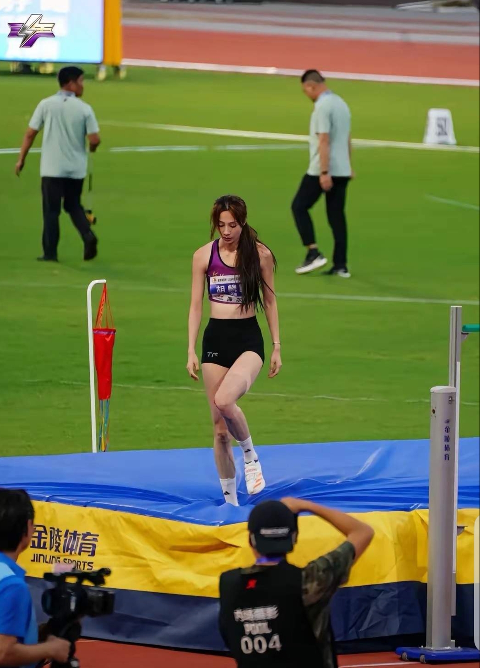 刚有点名气就退休了
跳高女神“胡麟鹏”。结婚了,也退役了。
