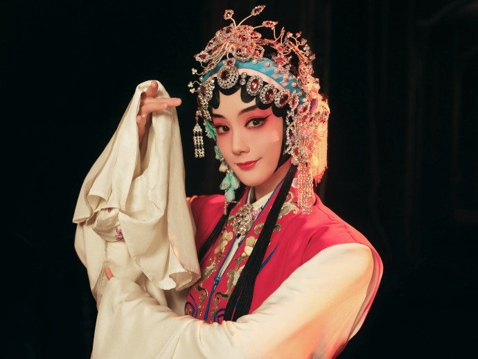#李一桐以为自己被换脸了#这是谁啊？这么好看，太惊艳了！[憧憬][憧憬][憧憬] ​