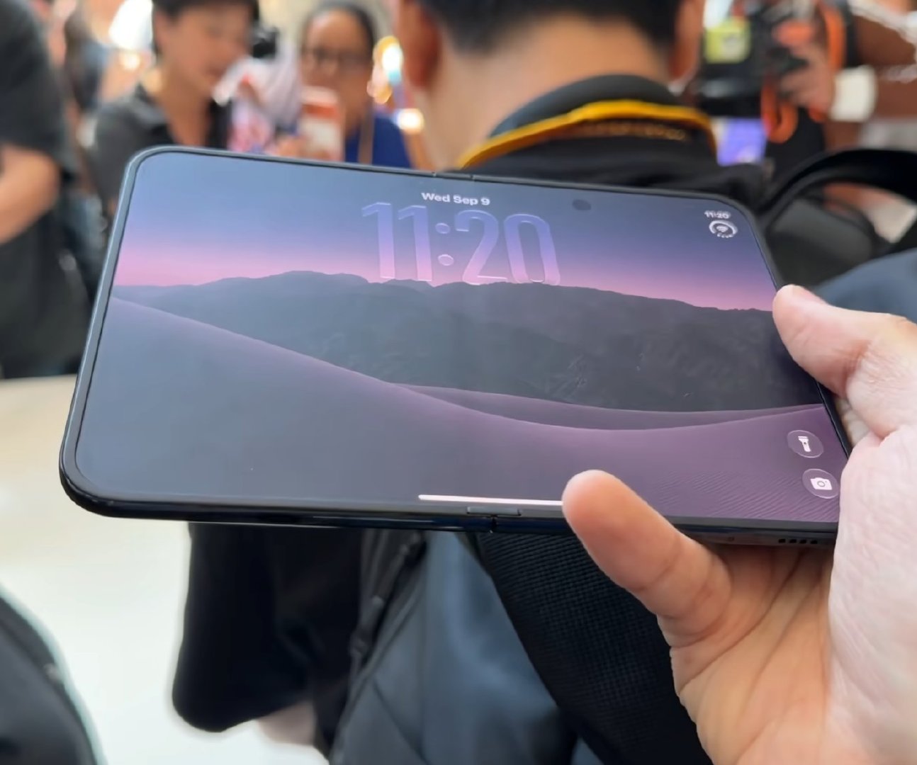 #iPhoneDuo 折痕#
这不是有折痕嘛。。。。只是磨砂膜加上柔光灯
没有反射源，折痕就不会那么明显罢了[泪奔] ​