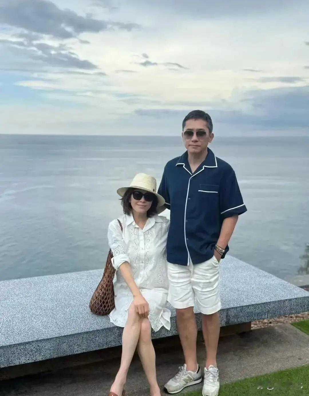 刘嘉‍⁠玲和梁朝伟在泰国度假的照片被晒出‌来了，‎‌两口子的状态也太‎能‌打了吧，这腿这‏身材⁠，真没谁了﻿！ ​