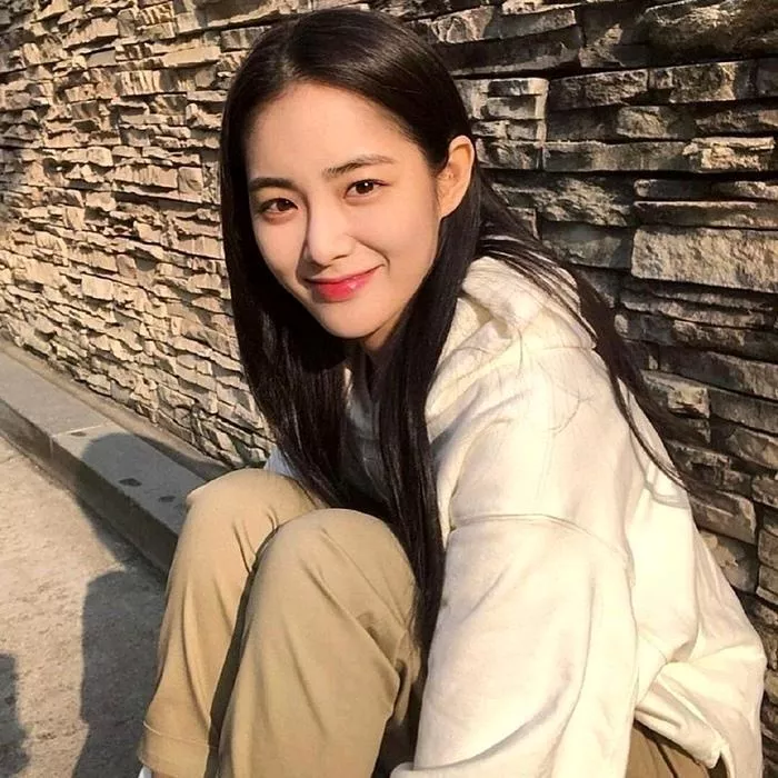 阳光下的温暖笑容，简约穿搭的元气少女