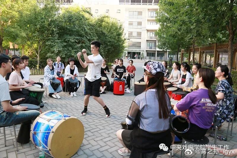 #郭宇欣[超话]##向全世界安利郭宇欣# 欣宝不营业，没办法只能继续考古了。翻了半天学院公众号，总算有新的发现【这个新闻本来我没预料到会有小郭的，只是以防万一确认一下，居然让我看到小郭了，第一眼就超级开心。】。由中央戏剧学院学生工作部心理咨询中心主办，心理社协办的鼓圈活动于2018年5月31日 ​
