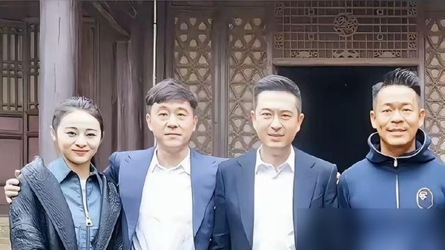 张嘉译拍戏，桌上永远多摆几双筷子。孙浩、姬他、尤勇智，这帮老哥们儿跟着他一部接一部，戏份不多，但场场有肉。别的剧组换人是常态，他这儿反着来，先定兄弟，再分角色。有人算过，光孙浩就跟他绑了十几部戏。圈里人都知道，想进张嘉译的组，演技是门槛，但“自己人”才是钥匙。56岁的人了，强直性脊柱炎熬了半辈子，走