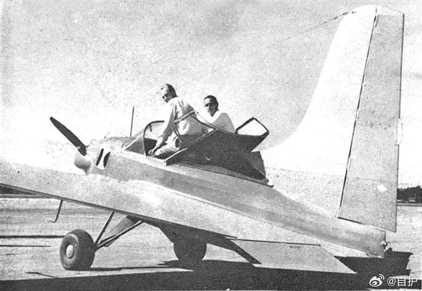 #航空创作计划##航空历史上的今天# 1943年8月18日，美国科尼利厄斯的“野鸭”实验机首飞。
“野鸭”是美国设计师乔治·科尼利厄斯于1943年建造的一款实验性轻型无尾飞机，也是他设计的第三种飞机。该机最显著的特点是采用了激进的前掠翼设计，并且完全取消了传统尾翼。野鸭的机翼向前方大幅度延伸。科尼 ​