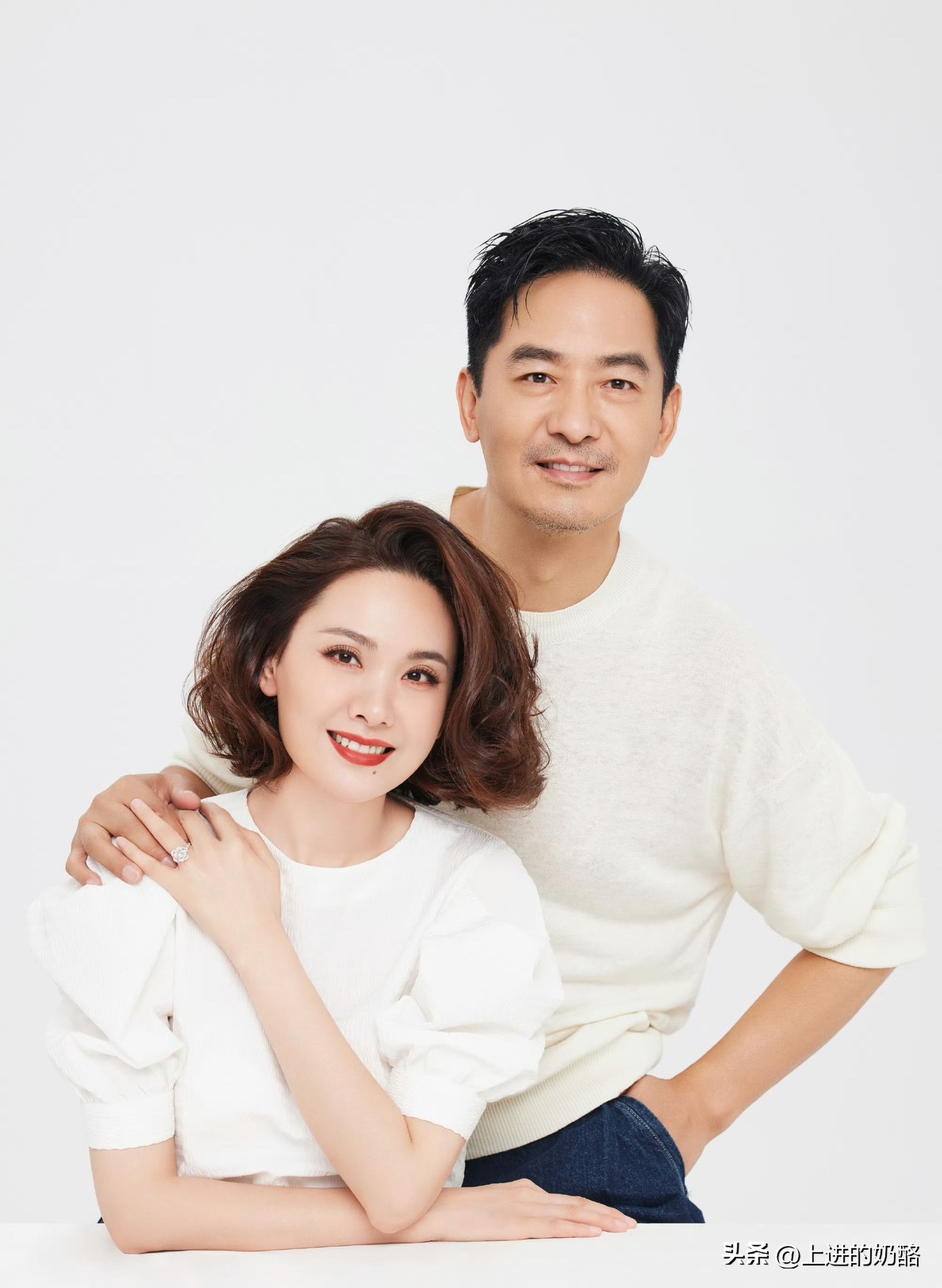 说真的，
郭晓东这辈子都不可能离婚了！
有一个心疼他到睡不着的老婆太幸福了！


全网的观众追《披荆斩棘》，
都是在夸郭晓东越来越亮眼，
舞台越来越惊艳了！


但他老婆程莉莎不一样，
别人看的是高光和蜕变，
她眼里，全是老公藏不住的辛苦和疲惫，
甚至心疼到整夜都睡不着觉。


熟悉他俩的人都知道，