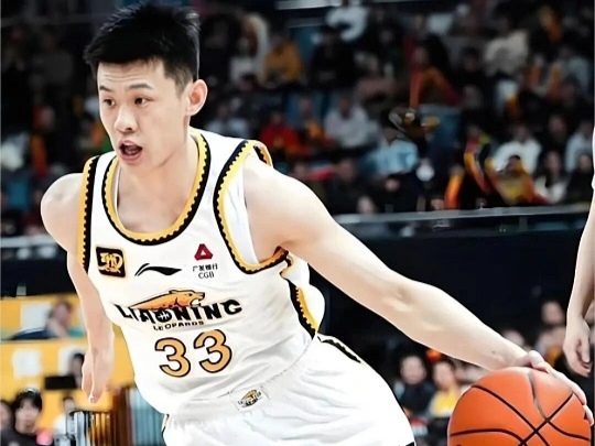 CBA最新消息：据知名篮球记者宋翔报道，山东、辽宁、同曦正在积极推动有关王岚嵚的相关交易，此前效力于辽宁男篮的后卫王岚嵚虽然目前尚处于租借期，但山东男篮一直希望能够得到这名优秀的后卫。也正是处于租借期，这笔交易也涉及到同曦男篮，因此其过程十分复杂。截至目前，这笔交易并未完成。其实这笔交易之前就几乎快