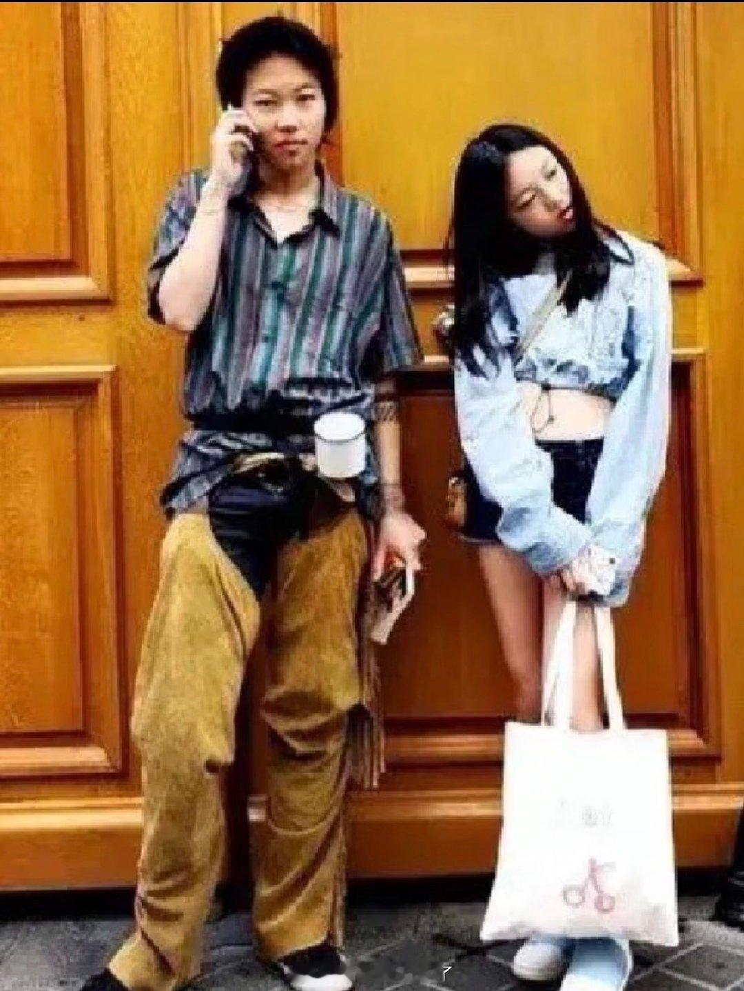 亲姐妹 感情好是自然的～#窦靖童李嫣打闹# ​