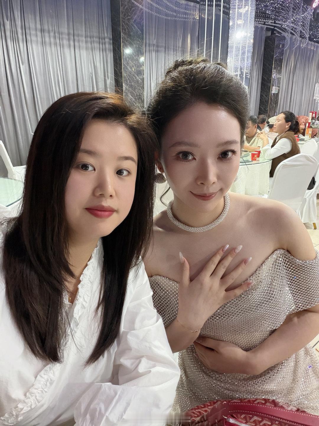 一起染过黄毛共度整个非主流时代的王姐今天出阁宴撸上大席啦，还记得王姐那个时候用的老王给买的翻盖oppo白色大蝴蝶手机以及王姐最喜欢的歌“分不清的伤”以及勇敢上台在全校师生面前表演节目的我俩，从前很开心希望王姐往后的日子更幸福😊 ​