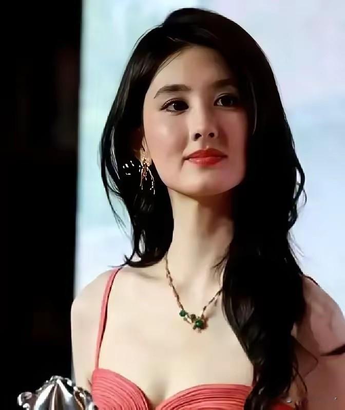 新人演员韩沛颖一场短短三秒的当众操作，彻底暴露了自己的情商短板，也亲手毁掉了来之不易的娱乐圈前路。发布会现场无视前辈王晓晨的善意，反手扯掉整理好的肩带、转身暗自得意，看似霸气护脸面、不甘示弱，实则把浮躁傲慢、不懂感恩的短板暴露得淋漓尽致。

《主角》剧集发布会当天，韩沛颖身着紧身短裙出席，拍照过程中