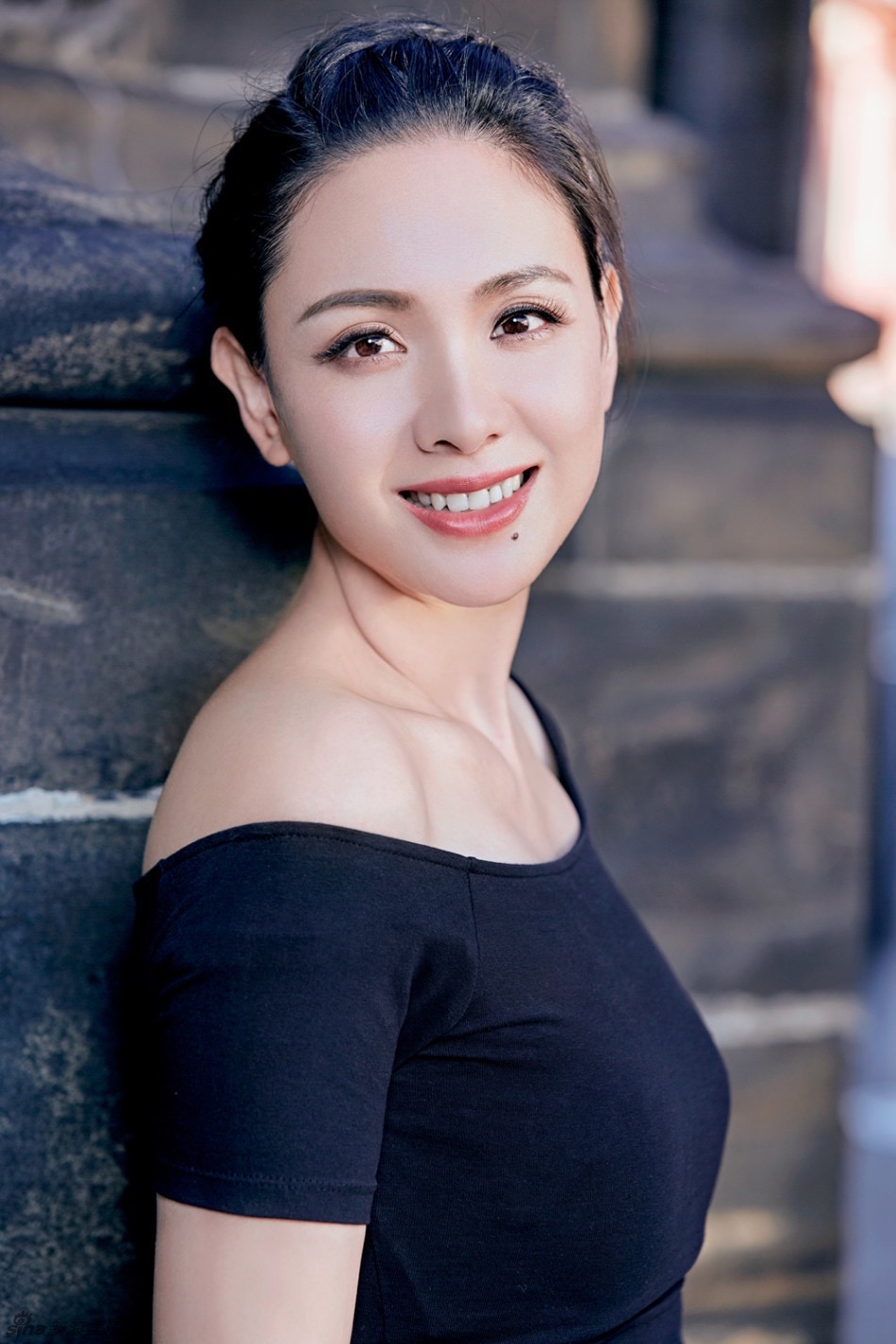 郭晓东媳妇儿
程莉莎，1977年11月8日出生于湖北武汉，身高168cm，中国内地女演员，北京人民艺术剧院演员，毕业于上海戏剧学院表演系。
丈夫是演员郭晓冬，二人2007年结婚，2010年生下儿子郭麒远。
演艺经历
影视方面：2001年正式踏入演艺圈，代表作有《换子成龙》《最后的格格》《爱无悔》《倾